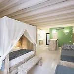 La Bodega * لوسبيتاليت دي يوبريغات